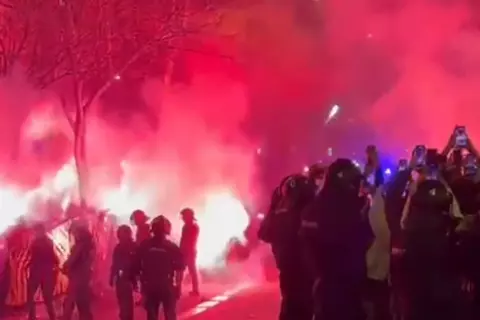 هجوم عنيف من جماهير برشلونة على حافلة أتلتيكو مدريد قبل موقعة كأس الملك